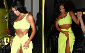 Diện váy hở hang phản cảm, Kim Kardashian gây chú ý vì "vùng da bikini" không đều màu