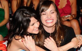 Selena Gomez nén nước mắt vì cảm thấy bất lực khi bạn thân Demi Lovato đau đớn trong bệnh viện