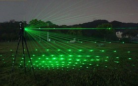 Nông dân chịu chơi thời nay đã khác: Lắp dàn laser 200 triệu múa sáng nghệ thuật chỉ để... dọa chim