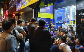 Nhiều người xếp hàng từ sáng tới đêm chờ mua Galaxy Note9, cổ vũ U23 Việt Nam qua smartphone