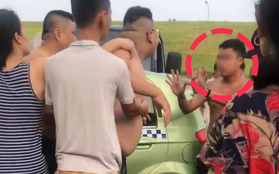 Hà Nội: Hung hăng dọa nạt sau va chạm giao thông, tài xế taxi xăm trổ bị "phản dame" bởi 2 thanh niên to béo như võ sĩ sumo
