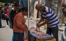 Venezuela giữa những "ngày tận thế": Thiếu điện, mất nước, đến thịt ôi thiu cũng cháy hàng