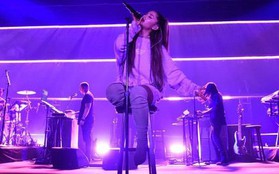 Fan yêu cầu Ariana Grande tạm dừng hát vì chưa kịp quay hình và đây là phản ứng cực đáng yêu của cô nàng!