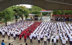 Hơn 1000 học sinh và thầy cô đội mưa hô vang Việt Nam vô địch, tinh thần bóng đá xịn xò nhất là đây chứ đâu
