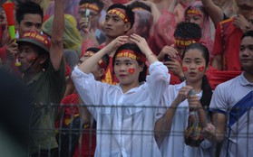 Hà Nội - Sài Gòn đổ mưa lớn, người hâm mộ vẫn đội mưa cổ vũ cho Olympic Việt Nam với tình yêu mãnh liệt