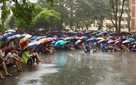 Chùm ảnh cảm xúc: Dưới cơn mưa tầm tã, hàng trăm sinh viên vẫn ngồi ngoài trời, khóc cười cùng Olympic Việt Nam