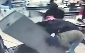 Video: Nhóm cướp lao xe vào siêu thị, khiêng cây ATM rồi tẩu thoát