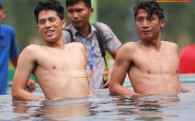 Cầu thủ Olympic Việt Nam khoe "múi", thư giãn tại bể bơi