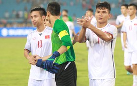 Đội trưởng Bùi Tiến Dũng lễ phép nhường đàn anh dẫn đầu đội tuyển U23 Việt Nam chào cảm ơn người hâm mộ