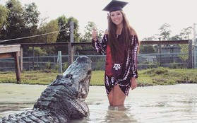 Nữ sinh Mỹ chụp ảnh tốt nghiệp cùng bạn thân là con cá sấu dài 4 mét