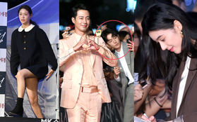 Thảm đỏ ngược đời gây sốt: Nam Joo Hyuk đứng đằng xa cũng đủ dìm Jo In Sung, mỹ nhân vô danh lấn át chân dài Kpop