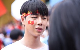 "Hot boy trường Y" gây chú ý khi xuất hiện trên khán đài cổ vũ Olympic Việt Nam cùng một cô gái lạ