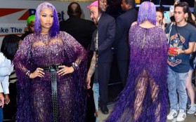 Hết drama này đến rắc rối khác, Nicki Minaj bị đạp rách váy tới mức hét toáng: "Vòng 3 tôi lộ ra hết rồi!"