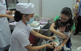 Nhiều bà mẹ hốt hoảng, lo sợ con mắc bệnh truyền nhiễm vì vắc-xin 5 trong 1 ở TP.HCM đồng loạt hết sạch