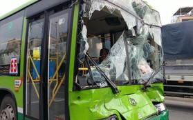 Khách hoảng loạn la hét khi xe buýt nát đầu sau tai nạn liên hoàn trước hầm chui ở Sài Gòn