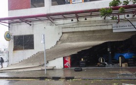 Video: Tòa nhà ở Hong Kong đung đưa, kính vỡ tung tóe trong bão MANGKHUT