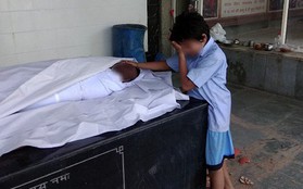 Ấn Độ: Hình ảnh bé trai khóc nức nở bên thi thể bố lan truyền mạnh, cộng đồng hảo tâm quyên góp hơn 10 tỷ đồng chỉ trong 1 ngày