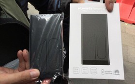 Chê iPhone pin yếu, Huawei cử nhân viên mang sạc dự phòng giá 72 USD tặng cho các iFan đang chờ mua iPhone mới