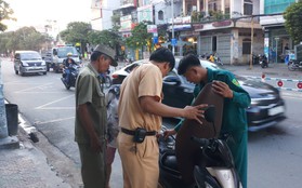 Cô gái đi xe máy tay ga rời khỏi hiện trường sau va chạm khiến 1 người chết ở Sài Gòn