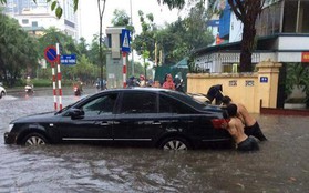 Mưa lớn cuối giờ chiều, nhiều tuyến phố Hà Nội ngập sâu trong nước