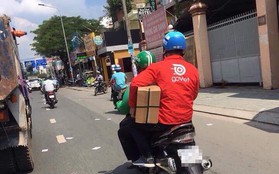 Góc đoàn kết: Thanh niên áo xanh GrabBike đèo bạn áo đỏ Go Việt, đội mũ Uber là hình ảnh "ấm áp" nhất MXH hôm nay