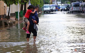Phố nhà giàu Sài Gòn ngập nặng sau mưa, trẻ em tan học được cõng, bồng để lên xe về nhà