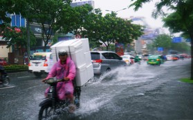 Sài Gòn tiếp tục mưa lớn gây ngập nặng, hành khách lội nước ra vào sân bay Tân Sơn Nhất
