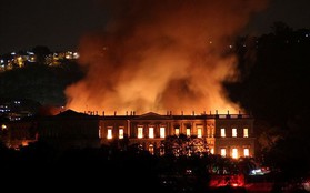 Bảo tàng Quốc gia Brazil chìm trong biển lửa giữa đêm