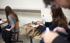 Pháp cấm sử dụng điện thoại di động trong trường học trên toàn quốc