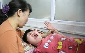Hà Nội: Tiếng thét xé lòng của bé gái 10 tuổi bị bại não, thích nghe nhạc vàng trong căn phòng nhỏ ở bệnh viện
