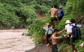 Học sinh, thầy cô giáo ở Lai Châu vượt lũ tới trường khai giảng