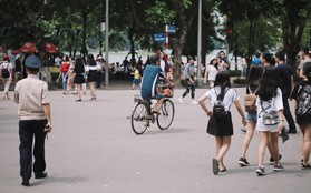 Phố đi bộ đông kín người dạo phố hưởng tiết trời thu Hà Nội