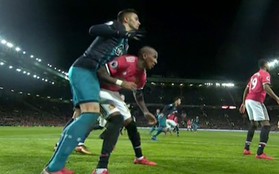 Đánh vào bụng đối thủ, Ashley Young phải trả giá đắt