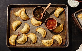 Bánh Empanadas có gì đặc biệt mà phổ biến ở quá nhiều nước phương Tây lại có cả ngày lễ kỉ niệm riêng?