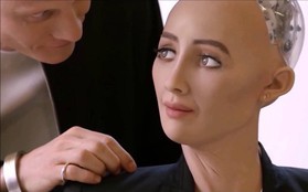 Sophia: Cô nàng robot từng tuyên bố hủy diệt con người, lần đầu nói "lời yêu"