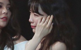 Taeyeon khóc khi Lee Hi không thể hoàn thành màn biểu diễn tưởng nhớ Jonghyun