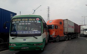 Nhiều hành khách hoảng sợ la hét vì va chạm liên hoàn giữa 5 xe, ùn ứ kéo dài trên xa lộ Hà Nội