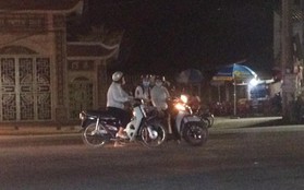 Clip: 3 người phụ nữ tắt máy xe đứng giữa đường buôn chuyện gần nửa tiếng, mặc kệ xe cộ qua lại
