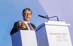 Bill Gates cầm lọ phân người lên sân khấu thuyết trình về bệ xí tương lai