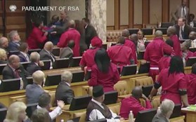 Nghị sĩ Nam Phi đánh đấm túi bụi trong phiên họp quốc hội
