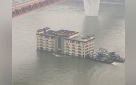 Đố tìm được ở đâu ngoài Trung Quốc: Chở hẳn một tòa nhà 5 tầng trên sông bằng tàu vận tải