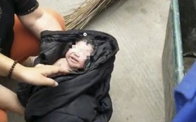 Bé sơ sinh thoát chết sau khi bị mẹ nhét giấy vào mồm, vứt trong thùng rác