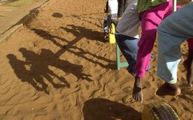 Trẻ em ở Kenya bị "khai thác" trong trại mồ côi