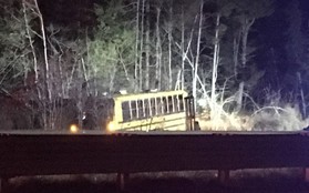 Xe buýt trường học mất lái, nhiều người bị thương