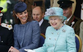 Đâu chỉ Meghan, Công nương Kate cũng từng khiến tâm phúc của Nữ hoàng Anh buộc phải từ chức vì thích "ôm việc vào người"