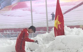 Hình ảnh Duy Mạnh cúi đầu trước quốc kỳ trên núi tuyết bất ngờ được dân mạng chia sẻ lại kèm lời chúc ý nghĩa