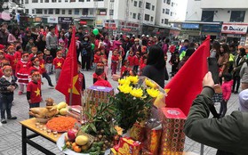 Cư dân HH Linh Đàm mua xôi gấc, gà luộc thắp hương cầu may cho đội tuyển Việt Nam đoạt cup vô địch