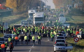 Người biểu tình Pháp chặn đường cao tốc, đốt phá các trạm thu phí