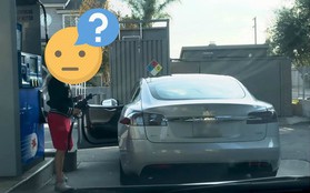 Chết cười với chị gái tóc vàng hoe đỏ mắt tìm cách... đổ xăng cho xe Tesla Model S