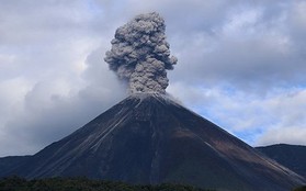 Ecuador: Núi lửa gần thủ đô Quito phun trào cột tro bụi cao hơn 500m